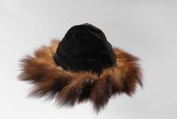 <div style='direction:ltr'>
    
          <strong>Old-fashioned fur hat (<i> shtrayml<i> ) for Sabbath and festive occasions</strong><br />

The shtrayml consists of a velvet crown surrounded by a fox-tail fur band. The number of tails in the hat is considered symbolic, corresponding to the sum of the Hebrew letters of words for divine attributes such as 'One' (13) or 'Alive' (18). <i> Shtraymlen<i>  such as this, in which the tails remain clearly visible, are still worn by some older men. 
</p>


</div>