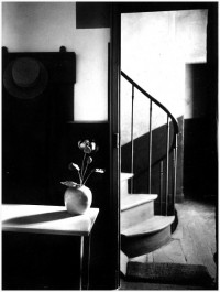 הסטודיו של מונדריאן, פריז 1926. צילום: אנדרה קרטס