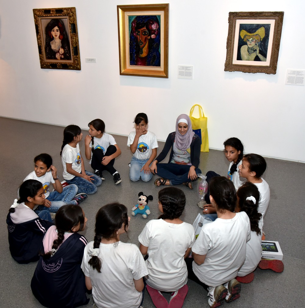 תלמידות כיתה ה' מבית-הספר היסודי לבנות בעיסאוויה משוחחות על רגשות לצד יצירות שונות של פבלו פיקאסו, מוזיאון ישראל, 2016. צילום: אחמד אלסייד