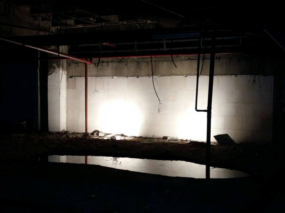 אוהד אשר, "הידרוספירה", יריעות PVC, צינורות, פסולת בניין ומים, 2013